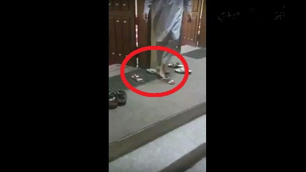 بالفيديو ..شاهد كيف تصرف شاب يمني في السعودية حين راء العلم اليمني موضوعا على الأحذية