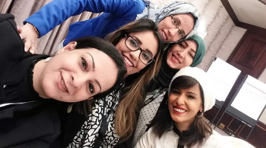 وميض شاكر تلتقط صورة سيلفي مع عدد من النساء المشاركات في مؤتمر المرأة اليمنية وسيطات سلام