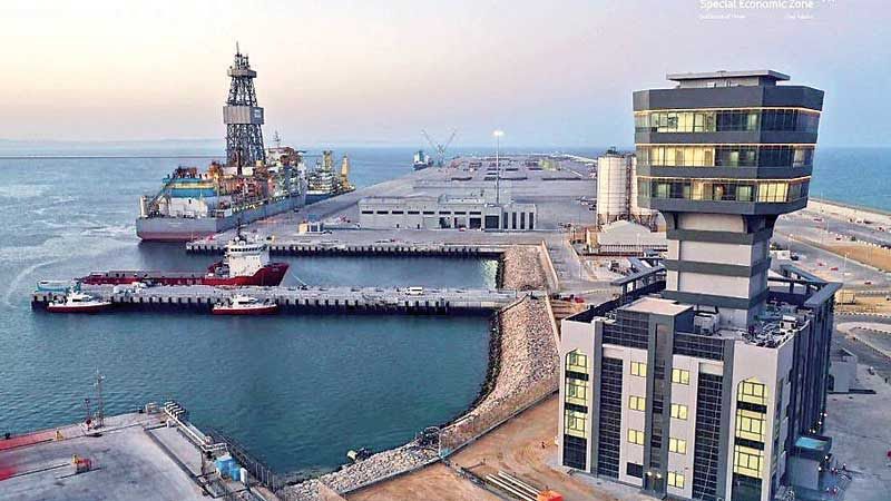 إصابة عامل أجنبي إثر هجوم بطائرتين مسيرتين على ميناء الدقم التجاري في عمان