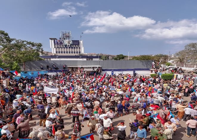 اقتحام مبانٍ حكومية في عدن ورفع صور الزبيدي رغم تحذيرات أمنية