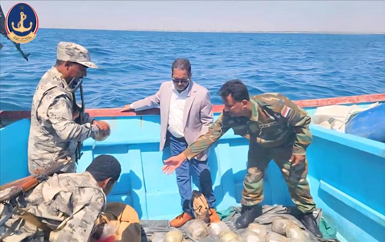 خفر السواحل اليمني يضبط قارب تهريب محمّل بالمخدرات في خليج عدن