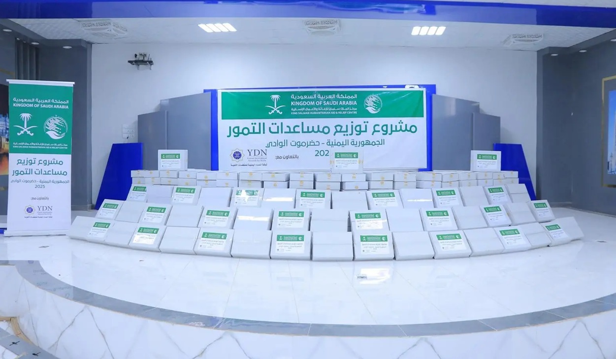 مركز سعودي يوزع مساعدات من التمور في وادي وصحراء محافظة حضرموت