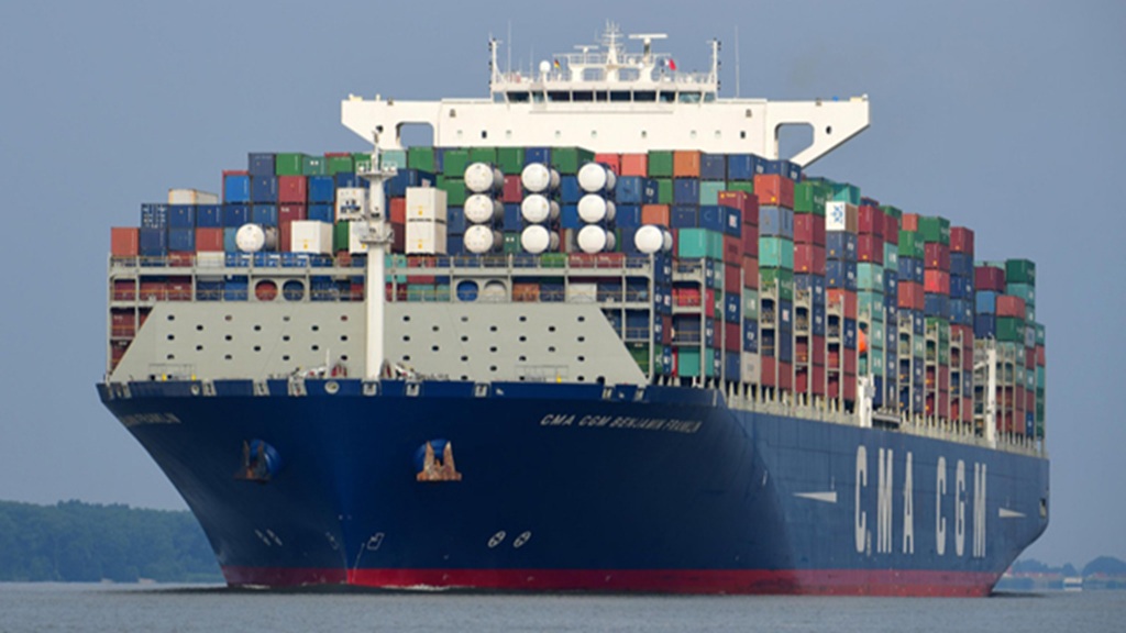 أول سفينة حاويات عملاقة تستعد لعبور البحر الأحمر منذ تصاعد الهجمات الحوثية