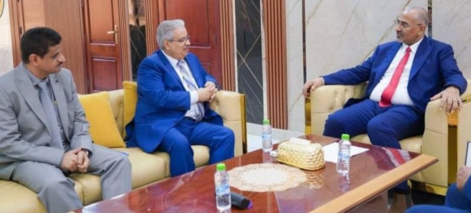 الزبيدي يلتقي قيادة جهاز أمن الدولة ويؤكد الحرص على تطوير المنظومة الأمنية في المحافظات المحررة