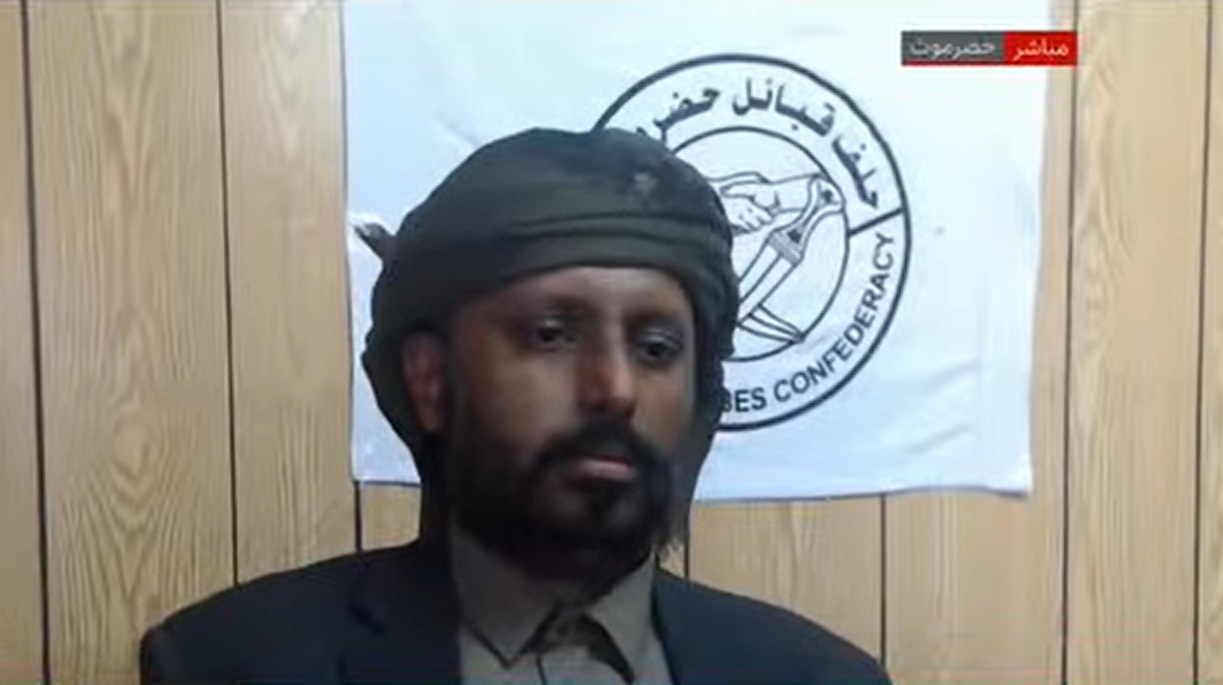 بن حبريش يرفض التراجع أو التسليم ويطالب بخروج قوات الانتقالي من حضرموت ويهاجم الإمارات - [فيديو]