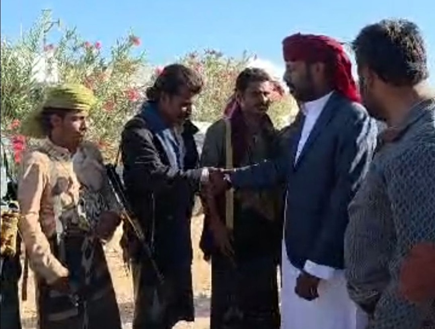 بن حبريش يزور معسكرات الجيش ويؤكد على حماية الأمن واستقرار المحافظة ومنع أي فراغ أمني