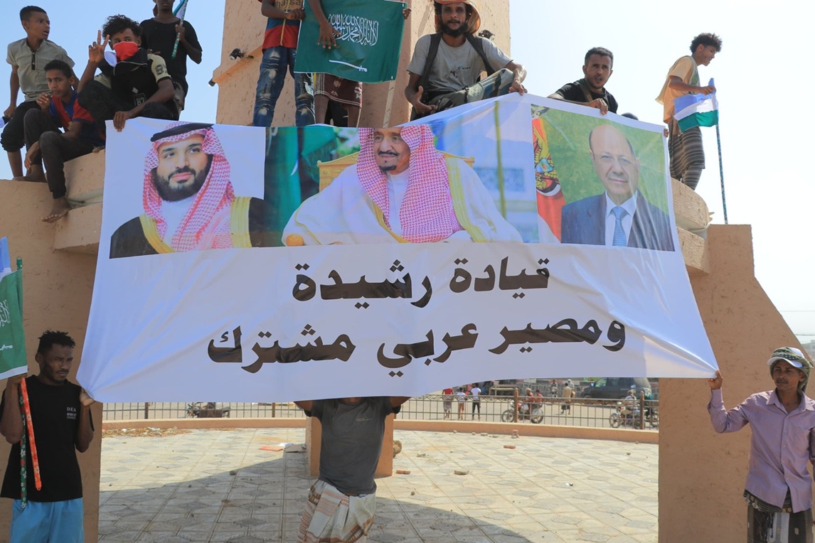 وقفة جماهيرية في الخوخة تدين العدوان الإيراني وتؤكد رفض الزج باليمن في الصراعات