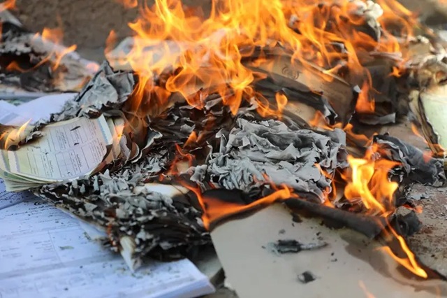 عدن.. إتلاف كميات كبيرة من الوثائق الثبوتية القديمة أثناء تهريبها من مناطق سيطرة الحوثيين