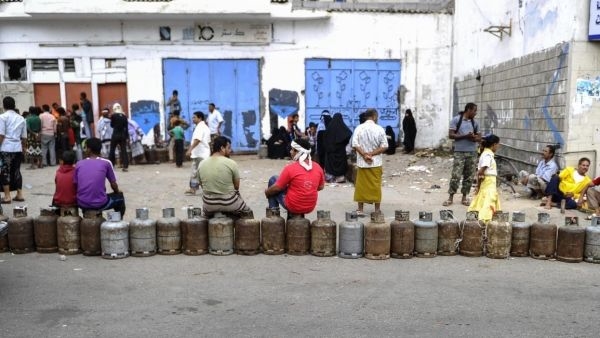 أزمة غاز مفاجئة تضرب عدن وسط اتهامات بافتعال نقص المعروض