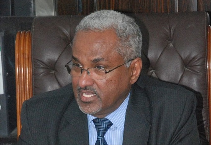 مستشار رئاسي يحذر من استقدام قوات إلى حضرموت ويصفه بالسابقة الخطيرة