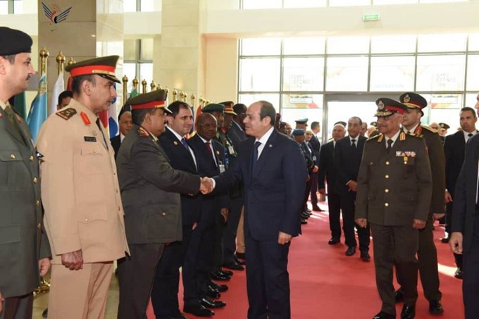 وزير الدفاع اليمني يحضر معرض أيديكس 2025 في القاهرة