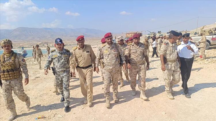 قائد محور الغيضة يتفقد الجاهزية القتالية والأمن البحري في ميناء نشطون بالمهرة