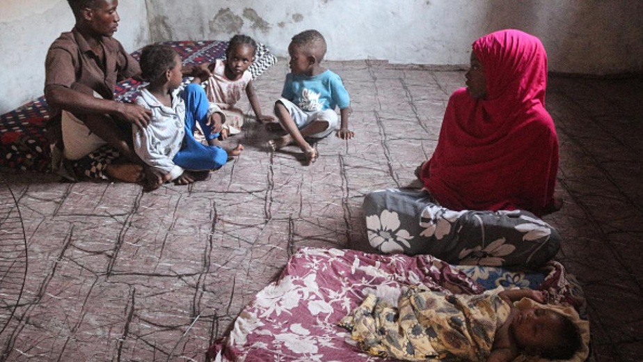 هرباً من الفقر والبطالة في اليمن... لاجئون صوماليون يعودون إلى بلدهم