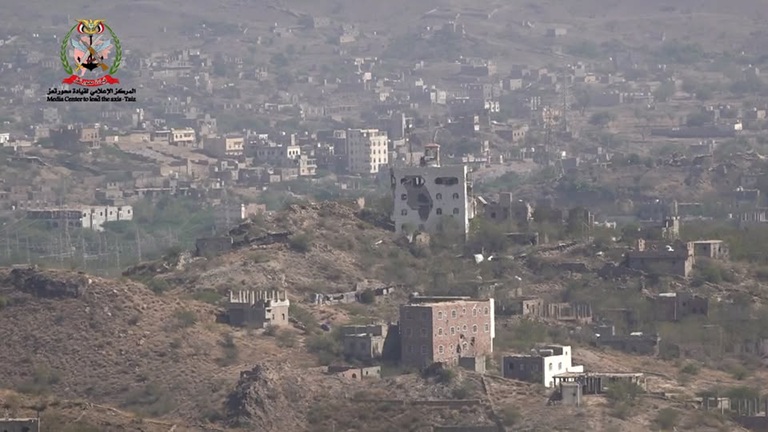 قصف حوثي يستهدف مواقع القوات الحكومية والاحياء السكنية في تعز