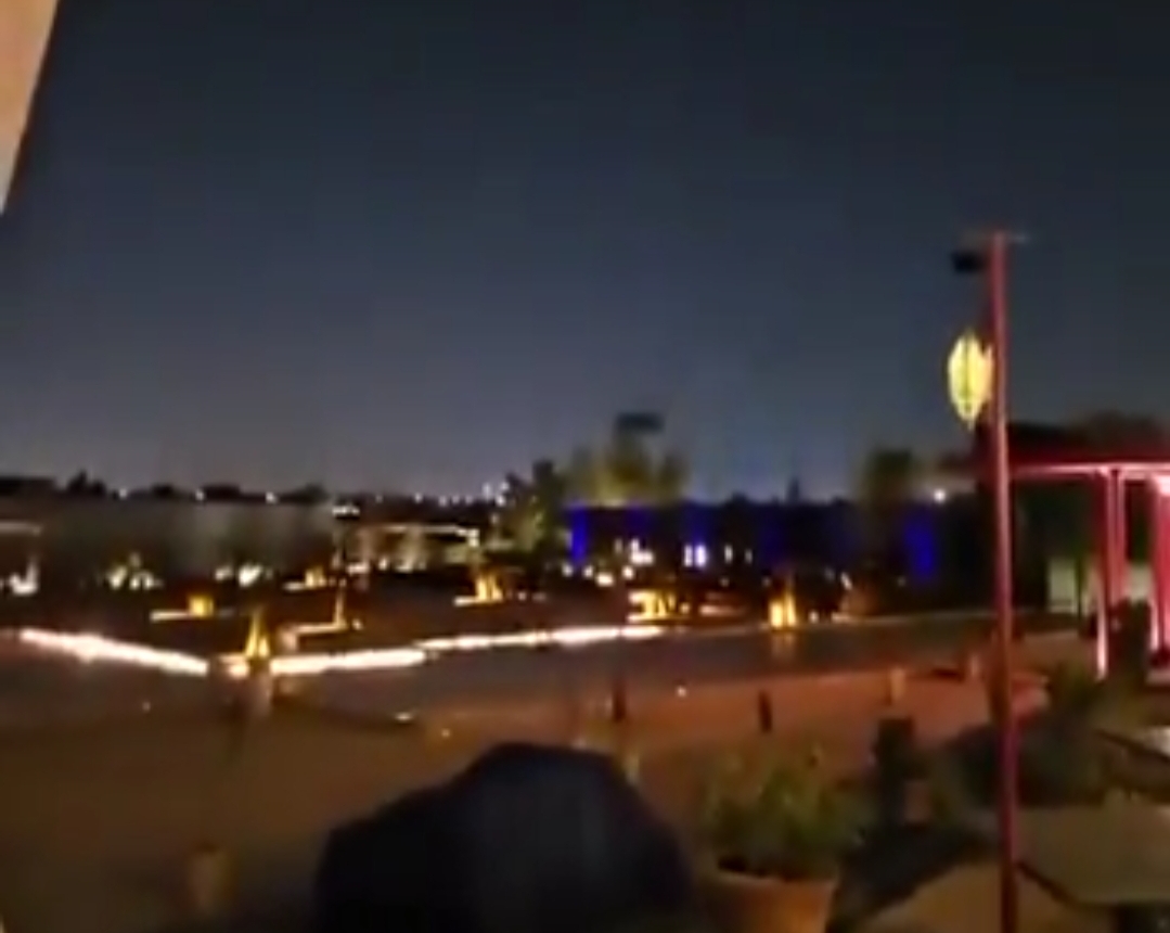 شاهد- فيديو يوثق لحظة تعرض السفارة الامريكية في الرياض لهجوم