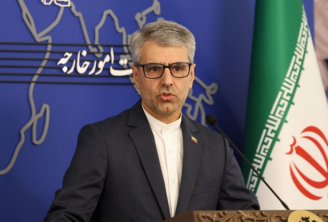 شاهد بالصورة- متحدث الخارجية الايرانية يعقد مؤتمرا صحفيا داخل صف دراسي في طهران!