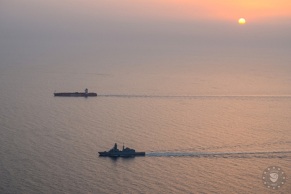 اسبيدس: فرقاطة إيطالية تؤمن مرور مجموعة جديدة من السفن التجارية في البحر الاحمر