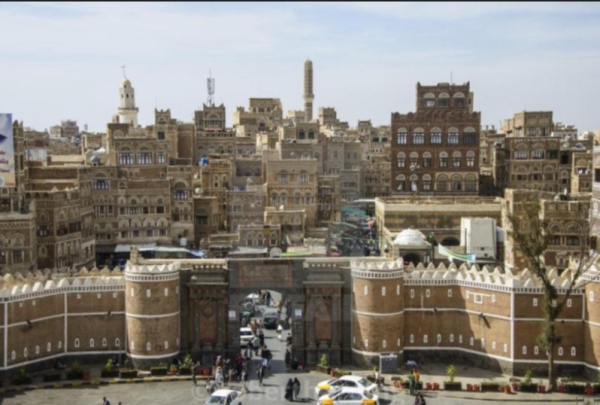 رجل يُضرم النار في نفسه وسط صنعاء احتجاجاً على ابتزاز حوثي بعد احتجاز سيارته