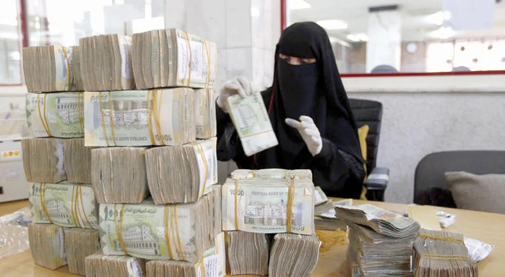 الحوثيون يعلنون البدء بصرف نصف راتب للموظفين بمناطق سيطرتهم