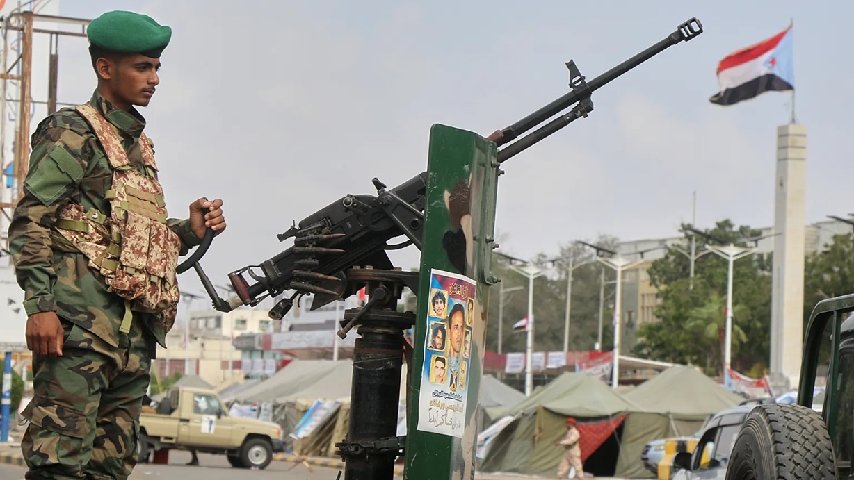 أكاديمي سعودي: الانتقالي يقف أمام مفترق طرق حاسم ولديه خيارين فقط 