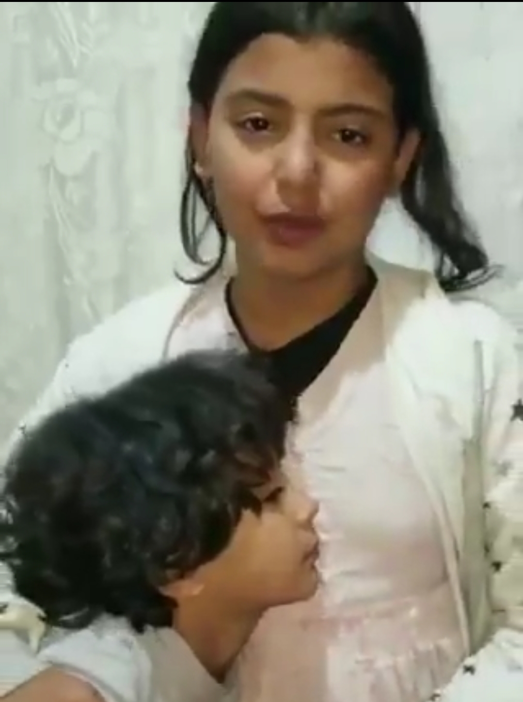 الإرياني يعلق على مشهد يختصر حجم ألم تعيشه آلاف الأسر اليمنية - [شاهد]