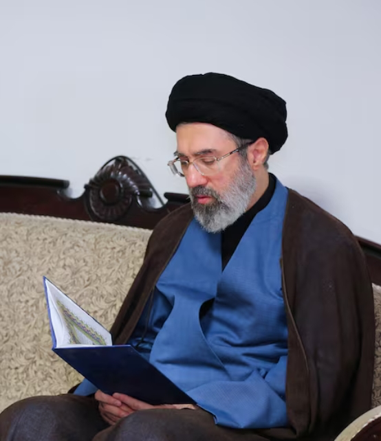 رويترز: مجتبى خامنئي نجا من الغارات التي أودت بحياة والده ويُنظر إليه كخليفة محتمل