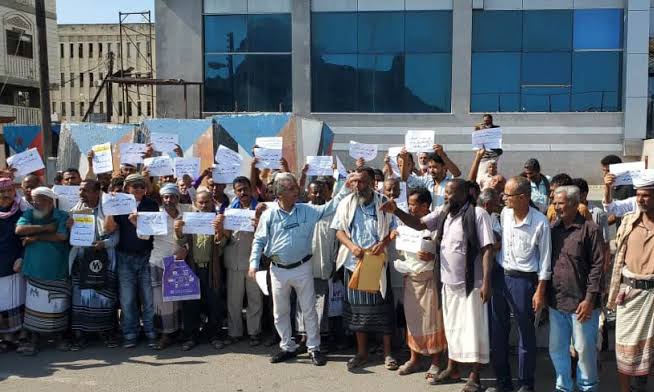 ملتقى الموظفين النازحين يدعو الى وقفو احتجاحية أمام قصر معاشيق في عدن للمطالبة بصرف المرتبات المتأخرة