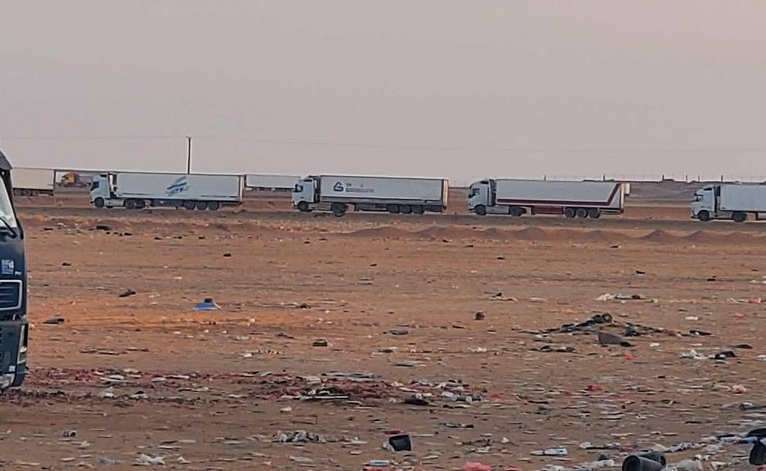 تكدس مئات الشاحنات في منفذ الوديعة بحضرموت وسائقون يشكون بطء الإجراءات وخسائر متفاقمة