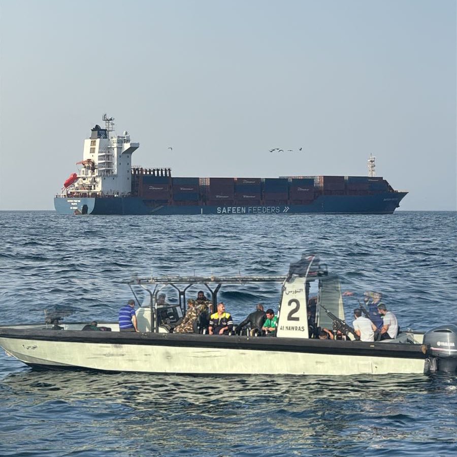 البحرية العمانية تنقذ 24 بحارًا بعد استهداف سفينة مالطية بصاروخين قرب هرمز