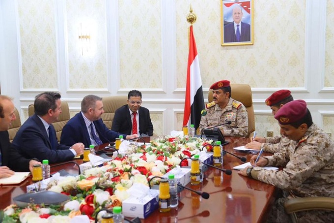 وزير الدفاع اليمني يلتقي مستشار عسكري بريطاني رفيع ويتحدث عن حل إستراتيجي لتأمين البحر الأحمر