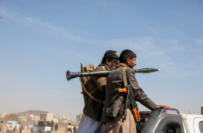 وفد حوثي يغادر صنعاء متوجهاً إلى مسقط.. لماذا؟