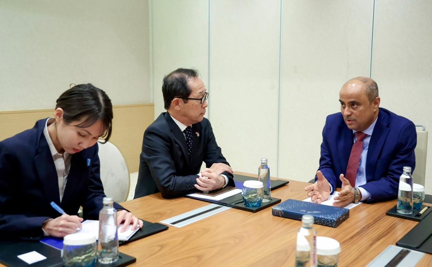 رئيس الوزراء اليمني يبحث مع السفير الياباني دعم الاستقرار والتنمية في المحافظات الشرقية