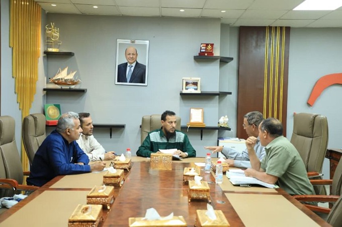 محافظ عدن يناقش الخطة التنفيذية لمشروع المنطقة الصناعية في العلم