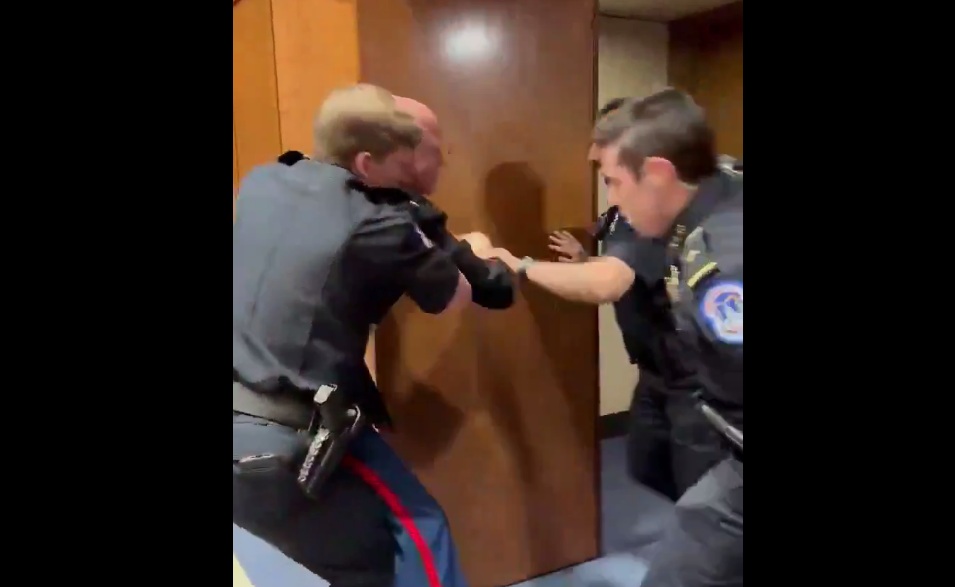 جندي في المارينز يتعرض لاعتداء عنيف بعد أن هتف داخل الكونغرس: لا للقتال من أجل إسرائيل! - [فيديو]