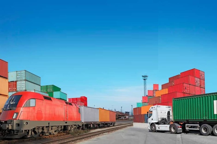 شركات الملاحة اليمنية تضيف رسوم مخاطر على الشحن ودعوات لوزارة النقل لـ ضبط فوضى الرسوم