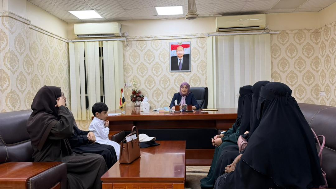 المقطري تؤكد التزام الحكومة بكشف مصير المخفيين وتعزيز العدالة الانتقالية