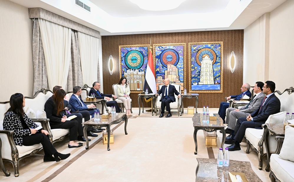 شدد على دعم قرار دمج جميع التشكيلات العسكرية والأمنية تحت مظلة الدفاع والداخلية : مسؤول أميركي بارز يؤكد التزام واشنطن بدعم اليمن ووحدته واستئناف برنامج المساعدات الانسانية 