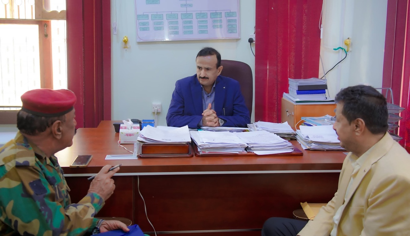 محافظ شبوة يشدد على الجاهزية الأمنية وحماية المؤسسات السيادية في مديرية رضوم