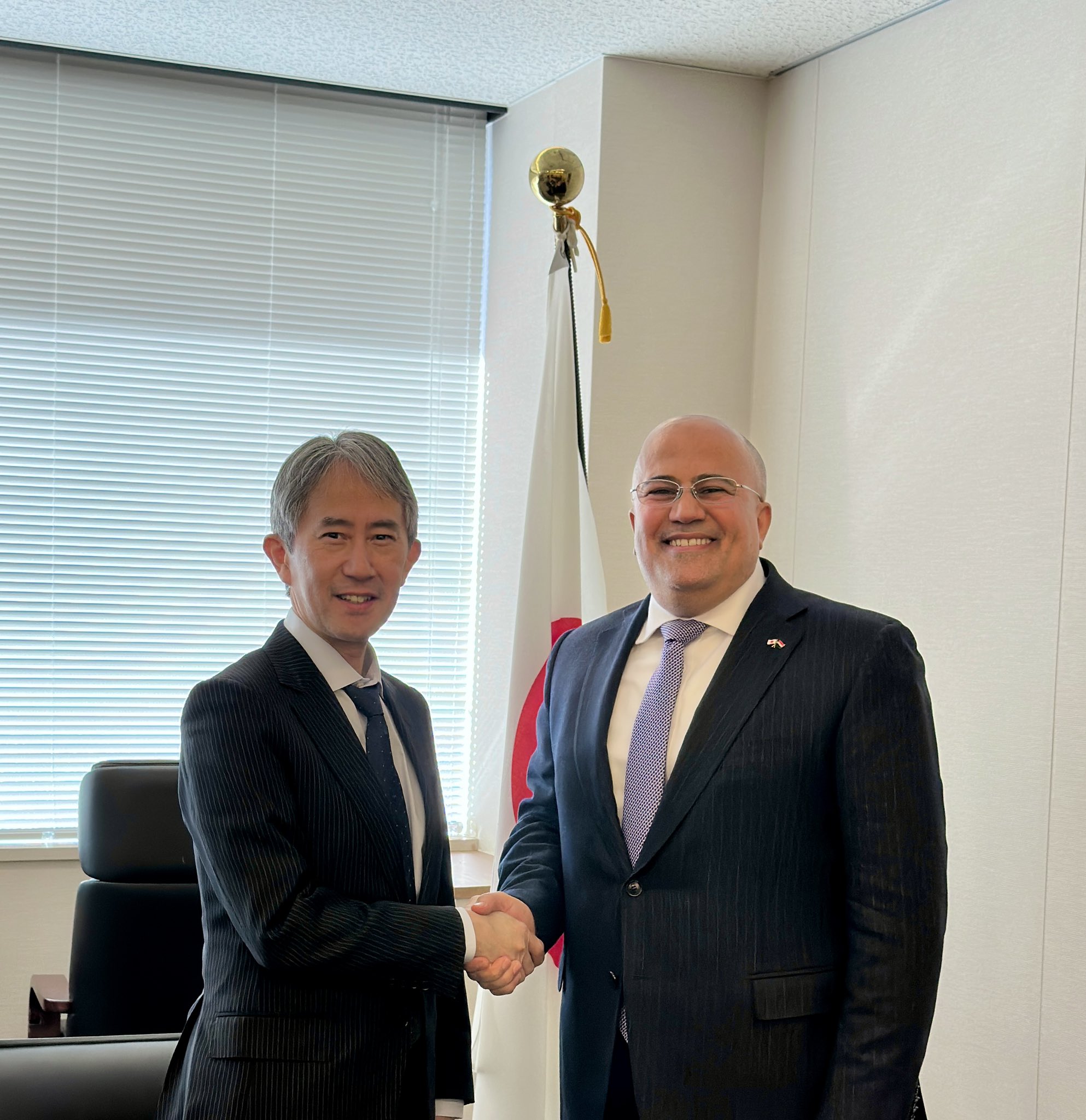 السفير اليمني في طوكيو يبحث مع الخارجية اليابانية تطورات الأوضاع في شرق اليمن