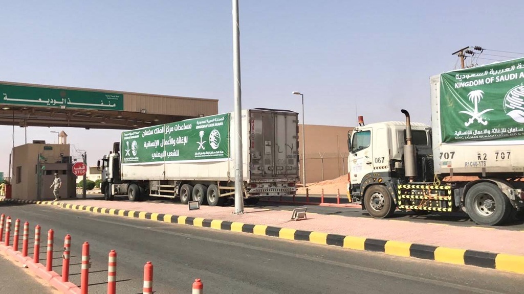 70 شاحنة إغاثية سعودية تعبر منفذ الوديعة إلى اليمن