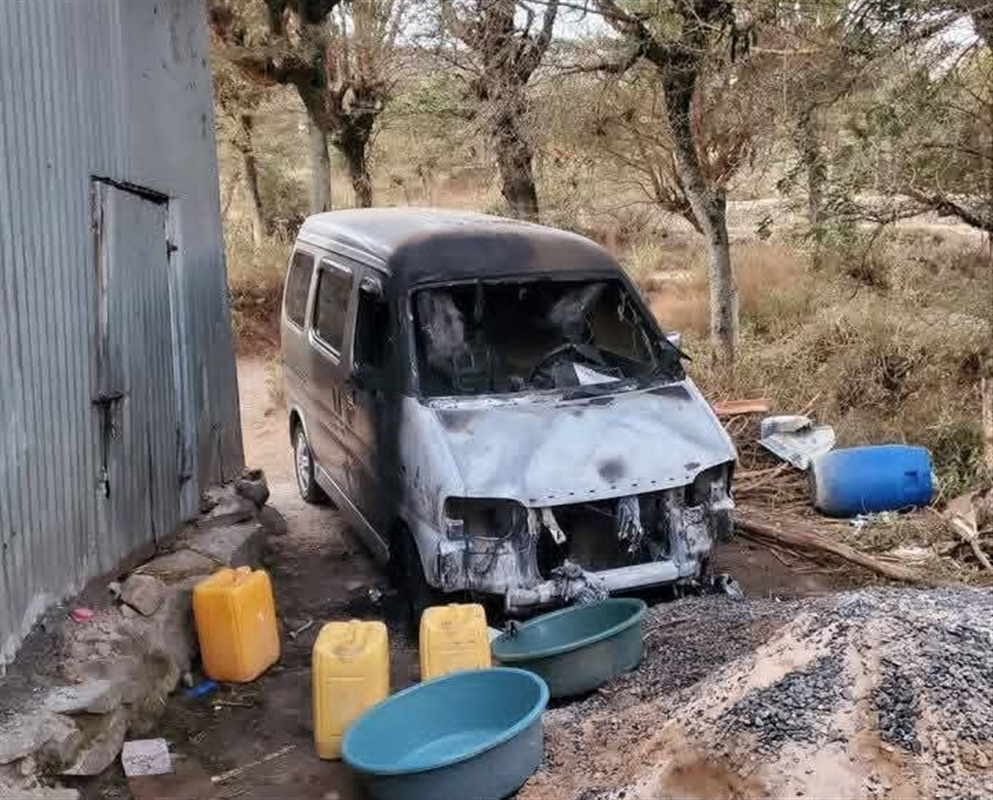 مسلحون يحرقون باص ركاب في إب وسط تصاعد الانفلات الأمني