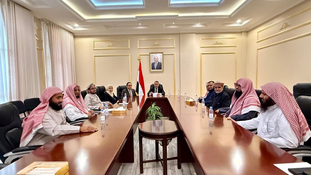 ظهور نادر لشيوخ الفيوش وبن دغر يدعوهم للمساهمة في تطبيع الأوضاع جنوبًا بعد أحداث ديسمبر