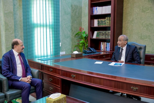 الصبيحي يشدد على تحسين الخدمات وانتظام صرف رواتب الموظفين المدنيين والعسكريين