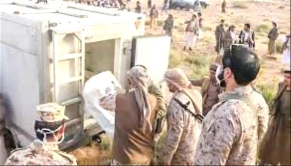 الحكومة تسلّم 26 جثمانًا لمقاتلين حوثيين قبيل استئناف مفاوضات تبادل المحتجزين