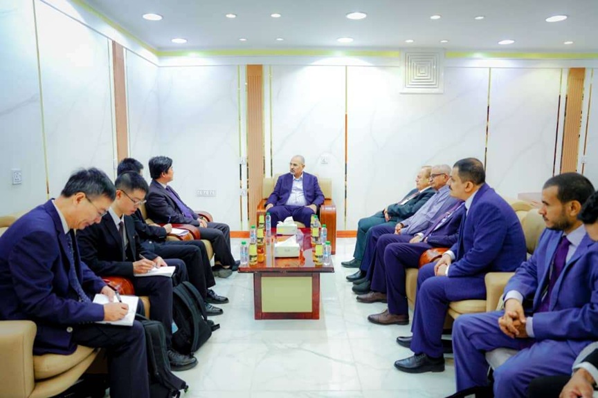 اليمن يبحث دعمًا صينيًا لمسار التنمية وإعادة الاعمار في البلاد