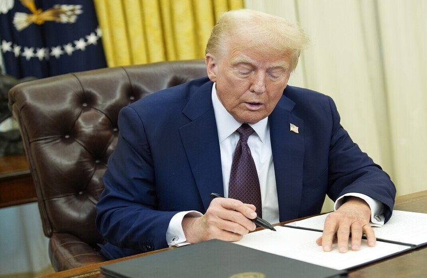 إدارة ترامب توقف رسميا إجراءات الهجرة والتجنيس من اليمن