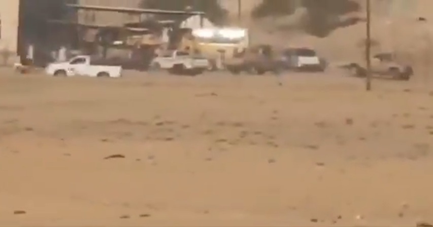 قبليون يسيطرون على معسكر اللواء 11 حرس حدود في رماه بحضرموت بعد 3 أيام من الحصار - [فيديو]