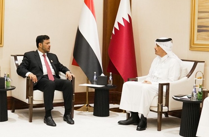 عبدالله العليمي يبحث مع رئيس وزراء قطر تعزيز الدعم للإصلاحات الاقتصادية وتخفيف الأزمة الإنسانية في اليمن