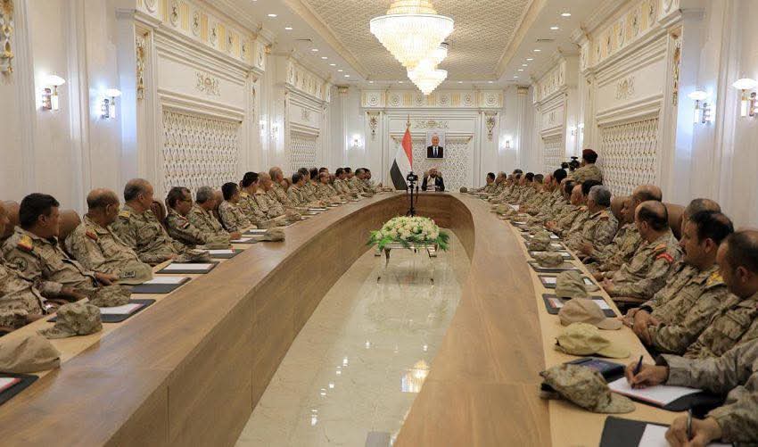 العرادة يترأس اجتماعاً عسكرياً موسعاً في مأرب ويؤكد صلابة الموقف الوطني