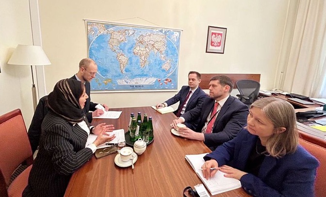 سفيرة اليمن لدى بولندا تطلع المسؤولين البولنديين على تطورات الأوضاع في حضرموت والمهرة